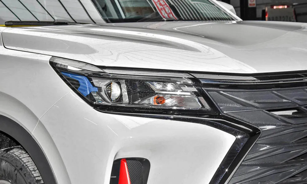 Фото Dongfeng DFM 580 (2024) — передняя оптика. Начинка фары: модули ближнего и дальнего света, ходовые огни. Автоматический дальний свет сам переключается при встречном разъезде — есть у ряда версий Dongfeng DFM 580 (2024) — передняя оптика