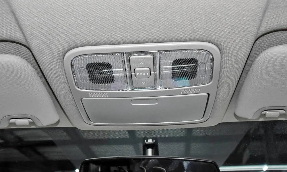 Фото Dongfeng DFM 580 (2024) — интерьер, фото 2. Общий план салона: архитектура панели, консоль и кресла Dongfeng DFM 580 (2024) — интерьер, фото 2