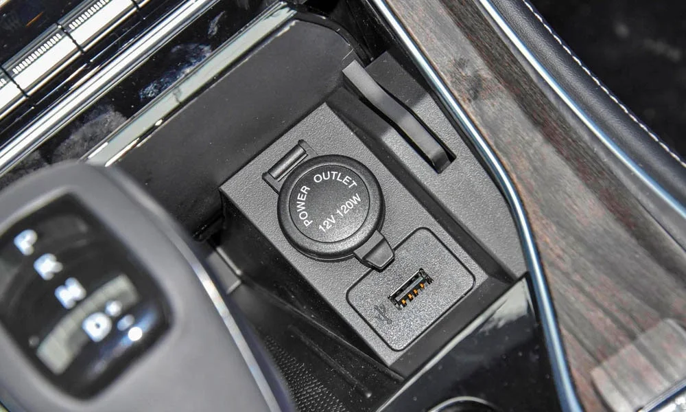 Фото Dongfeng DFM 580 (2024) — интерьер, фото 4. Общий план салона: архитектура панели, консоль и кресла. Уровень отделки читается по стыкам панелей и мягким поверхностям в зонах касания Dongfeng DFM 580 (2024) — интерьер, фото 4