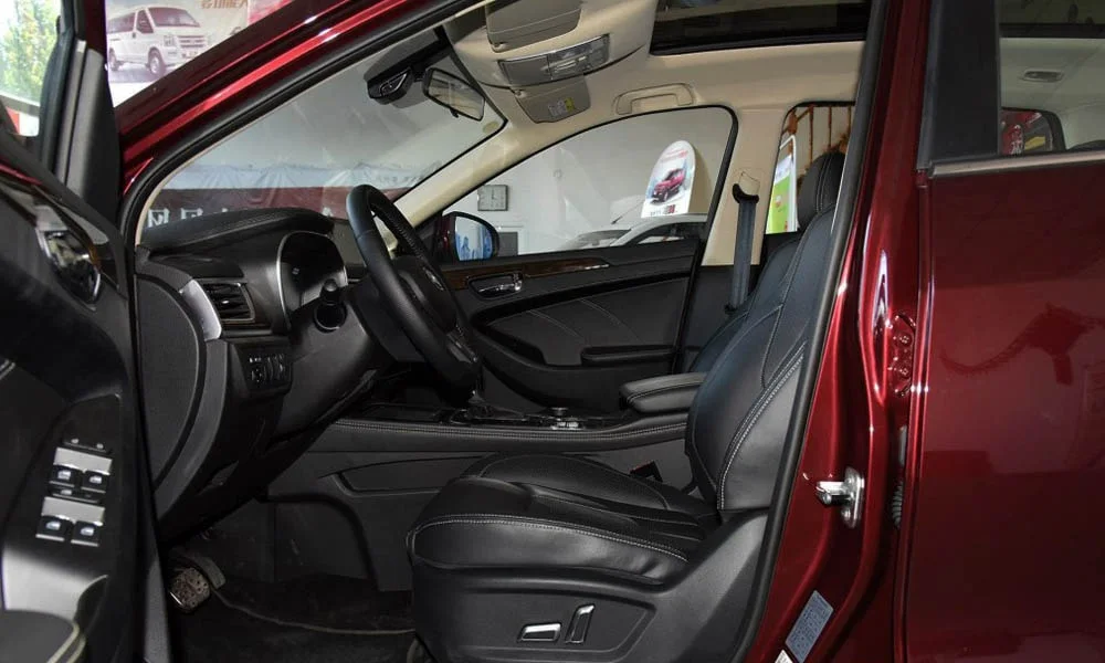 Фото Dongfeng DFM 580 (2024) — интерьер, фото 7. Общий план салона: архитектура панели, консоль и кресла. Светлая гамма зрительно расширяет салон, тёмная — практичнее в уходе Dongfeng DFM 580 (2024) — интерьер, фото 7