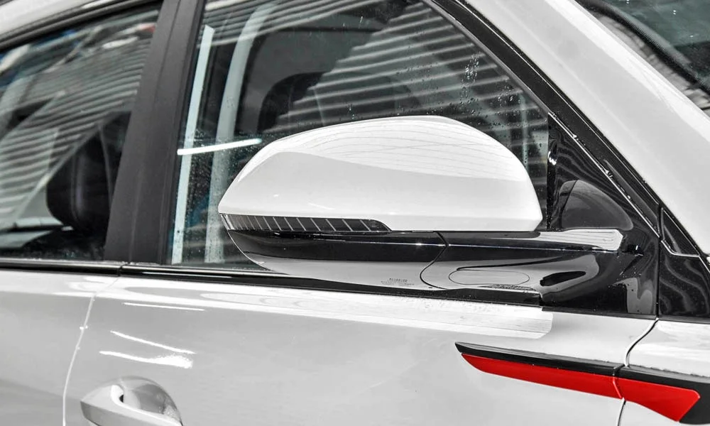 Фото Dongfeng DFM 580 (2024) — наружное зеркало. Корпус зеркала в цвет кузова или контрастный чёрный — зависит от комплектации Dongfeng DFM 580 (2024) — наружное зеркало