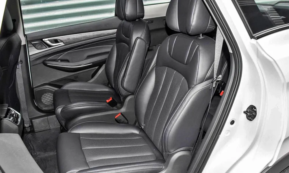Фото Dongfeng DFM 580 (2024) — задние сиденья. Посадка второго ряда: подголовники и подлокотник. Крепления ISOFIX для детских кресел — в основании спинки Dongfeng DFM 580 (2024) — задние сиденья