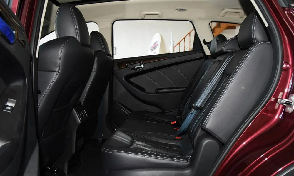 Фото Dongfeng DFM 580 (2024) — задние сиденья, фото 4. Посадка второго ряда: подголовники и подлокотник. Спинки складываются под длинные грузы у большинства версий Dongfeng DFM 580 (2024) — задние сиденья, фото 4