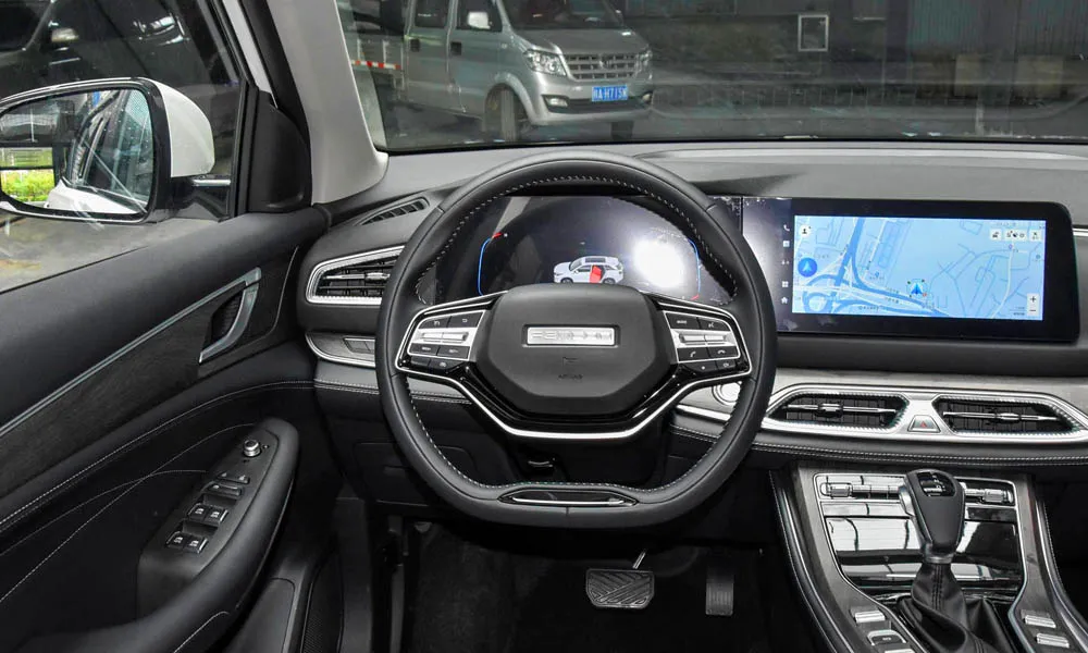 Фото Dongfeng DFM 580 (2024) — руль. Обшивка обода и компоновка спиц крупным планом. Правильная посадка: руки на «9 и 3», приборы читаются поверх обода Dongfeng DFM 580 (2024) — руль
