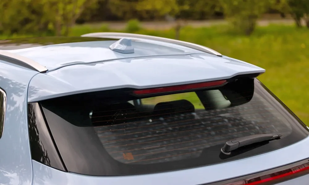 Фото EXEED LX (2022) — крыша. Крыша сверху: остекление, рейлинги и антенна-плавник. Панорамное стекло зрительно увеличивает салон; шторка спасает в жару EXEED LX (2022) — крыша
