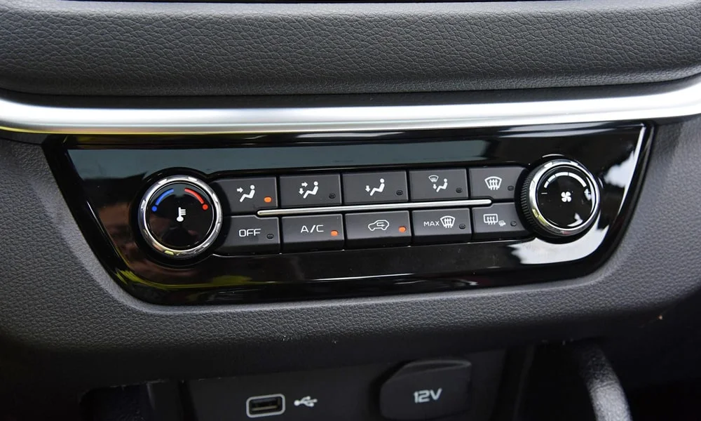 Фото FAW Besturn X40 (2024) — блок климат-контроля. Физические клавиши температуры и обдува. Раздельные зоны позволяют водителю и пассажиру выбрать свою температуру FAW Besturn X40 (2024) — блок климат-контроля