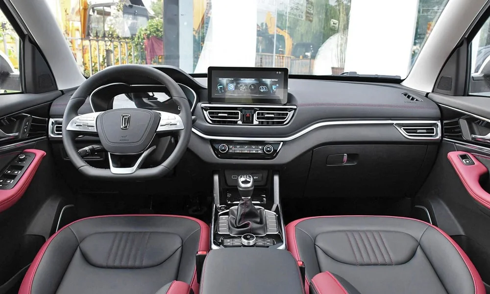 Фото FAW Besturn X40 (2024) — передняя панель. Передняя панель в красно-чёрной отделке: расположение экранов и дефлекторов FAW Besturn X40 (2024) — передняя панель