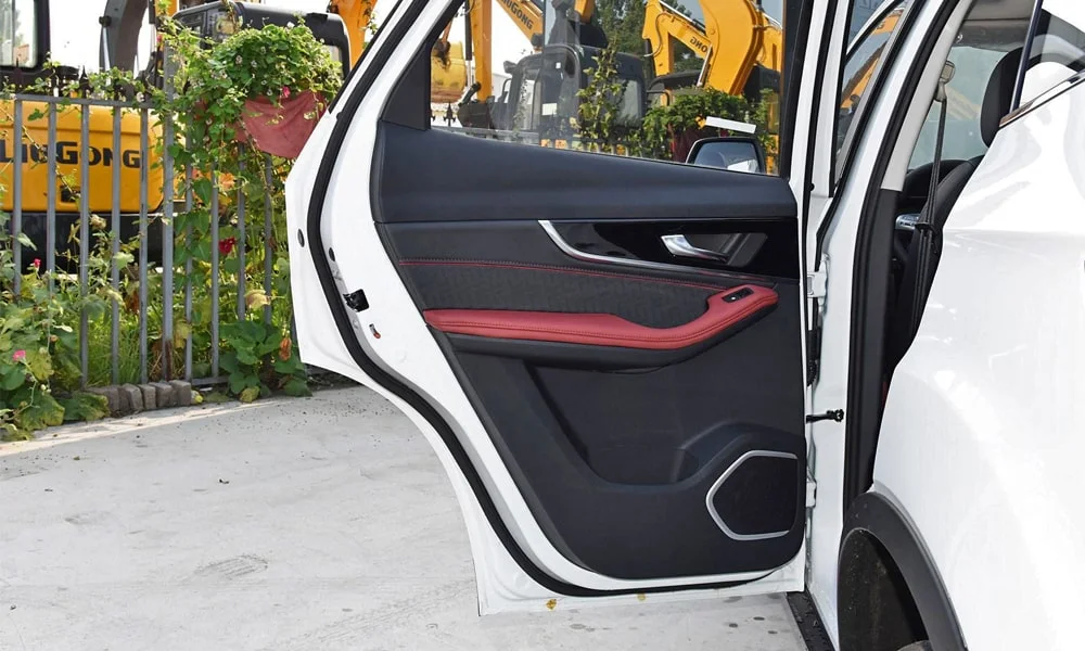Фото FAW Besturn X40 (2024) — дверная карта, фото 2. Внутренняя панель двери: сочетание материалов и компоновка управления в красно-чёрной гамме. Мягкая вставка в зоне локтя — то, что чувствуешь каждый день FAW Besturn X40 (2024) — дверная карта, фото 2