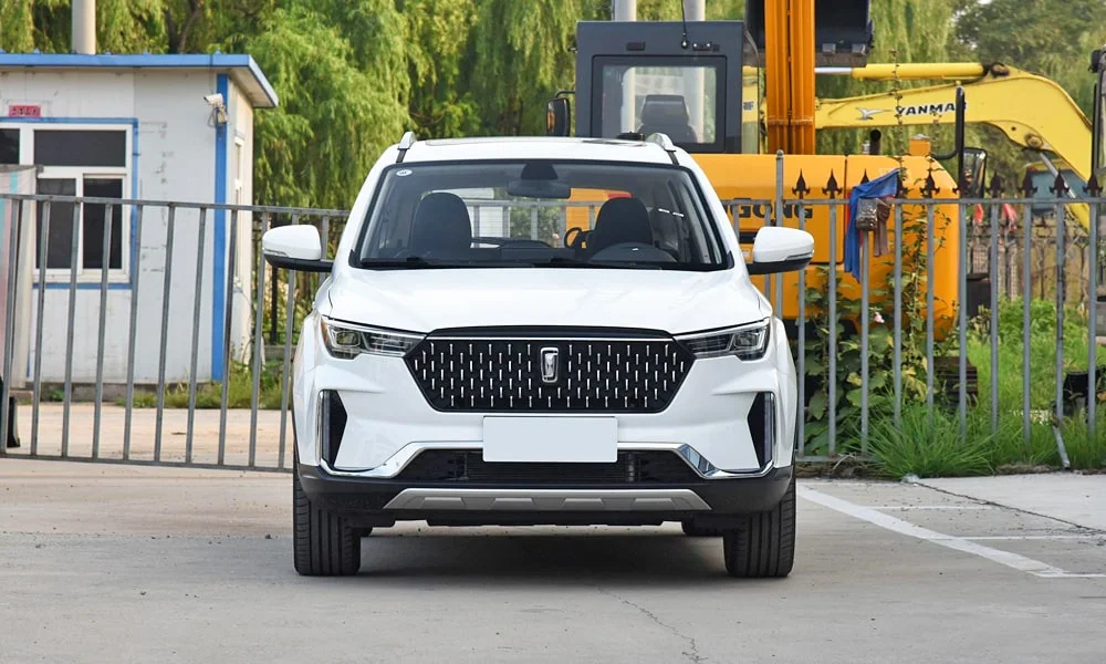 Фото FAW Besturn X40 (2024) — вид спереди, фото 2. Анфас: пропорции капота, посадка кузова и графика ходовых огней FAW Besturn X40 (2024) — вид спереди, фото 2