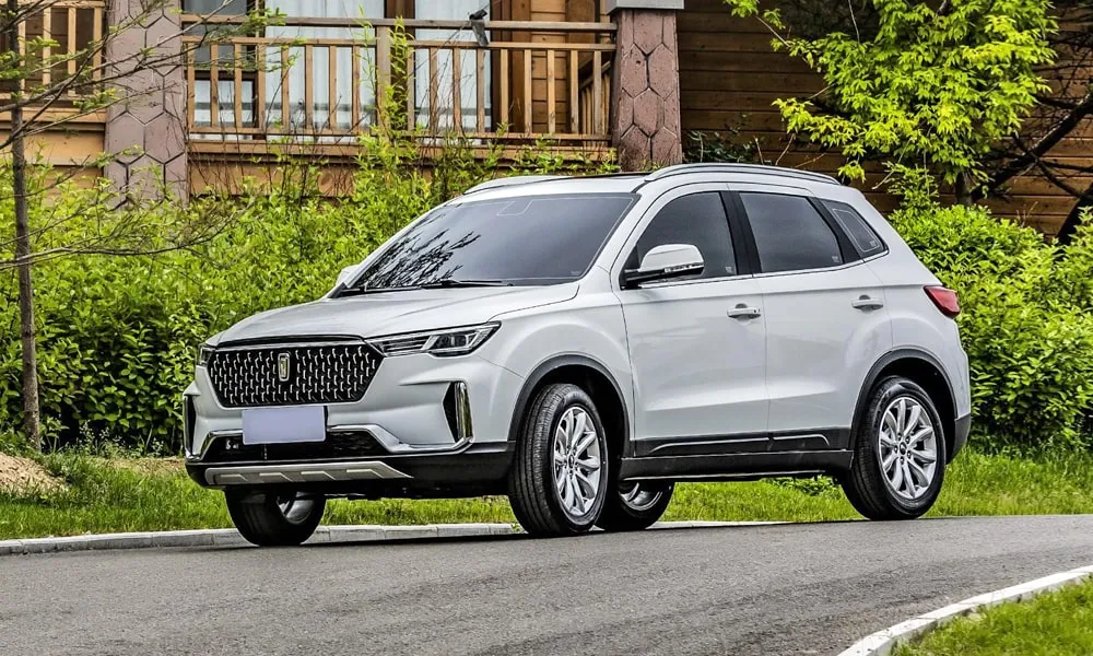 Фото FAW Besturn X40 (2024) — вид спереди, фото 5. Анфас: пропорции капота, посадка кузова и графика ходовых огней. Рисунок ходовых огней — подпись модели, по нему её узнают в потоке FAW Besturn X40 (2024) — вид спереди, фото 5