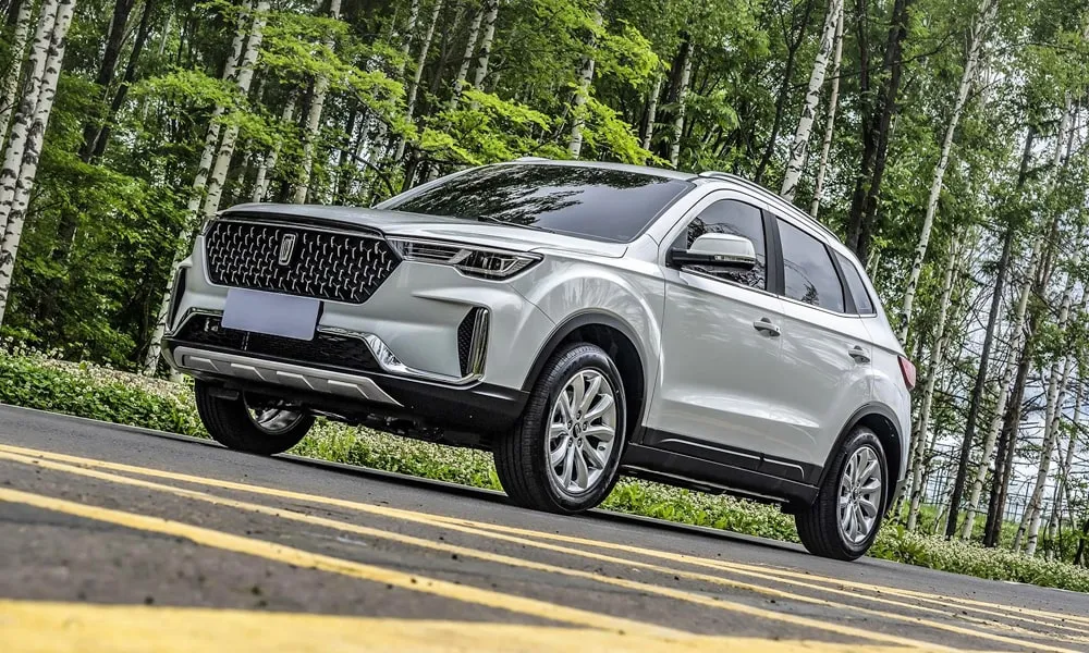 Фото FAW Besturn X40 (2024) — вид спереди, фото 6. Анфас: пропорции капота, посадка кузова и графика ходовых огней FAW Besturn X40 (2024) — вид спереди, фото 6