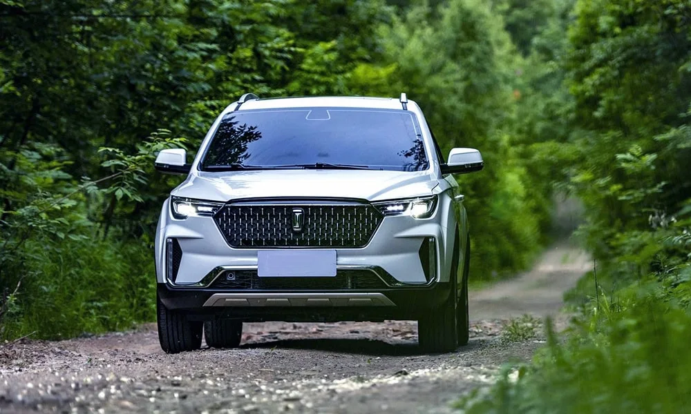 Фото FAW Besturn X40 (2024) — вид спереди, фото 7. Оптика, решётка и бампер — первое впечатление о модели. Рисунок ходовых огней — подпись модели, по нему её узнают в потоке FAW Besturn X40 (2024) — вид спереди, фото 7