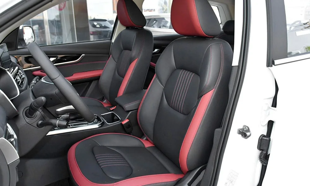 Фото FAW Besturn X40 (2024) — передние сиденья. Профиль кресел: боковая поддержка и подголовники. Выраженная боковая поддержка держит в поворотах FAW Besturn X40 (2024) — передние сиденья