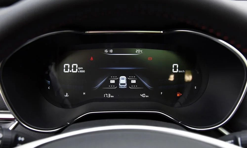 Фото FAW Besturn X40 (2024) — приборная панель. Скорость, запас хода и подсказки ассистентов перед глазами. Запас хода и расход выводятся крупно — главные цифры ежедневных поездок FAW Besturn X40 (2024) — приборная панель