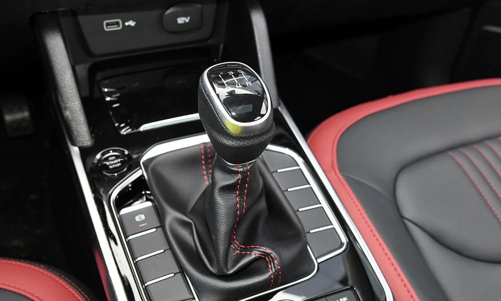 Фото FAW Besturn X40 (2024) — селектор коробки передач. Управление коробкой: компактный селектор освобождает место на тоннеле. Автохолд удерживает машину на светофоре без ноги на тормозе FAW Besturn X40 (2024) — селектор коробки передач