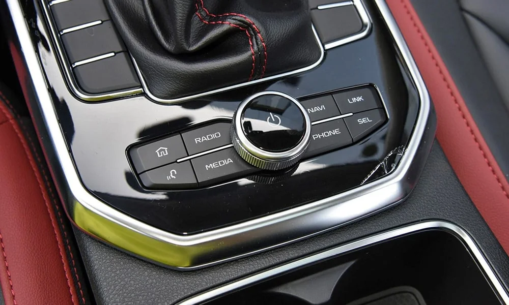Фото FAW Besturn X40 (2024) — селектор коробки передач, фото 2. Селектор трансмиссии на центральной консоли FAW Besturn X40 (2024) — селектор коробки передач, фото 2