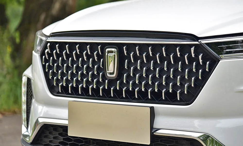 Фото FAW Besturn X40 (2024) — решётка радиатора. Фирменный рисунок облицовки — визитная карточка марки. Активные жалюзи за решёткой закрываются на трассе ради аэродинамики — есть у ряда моделей FAW Besturn X40 (2024) — решётка радиатора