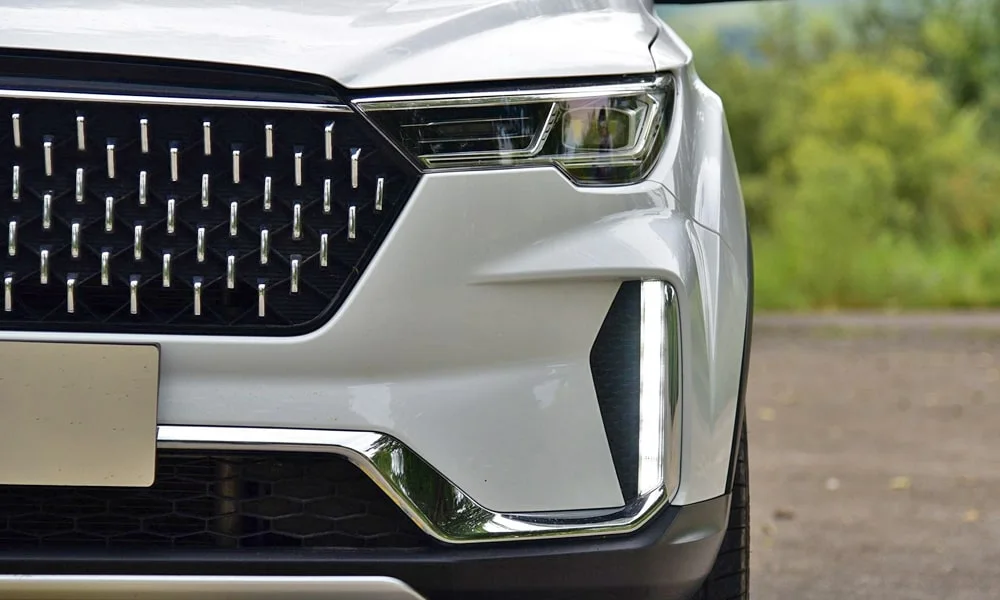 Фото FAW Besturn X40 (2024) — решётка радиатора, фото 2. Фирменный рисунок облицовки — визитная карточка марки FAW Besturn X40 (2024) — решётка радиатора, фото 2