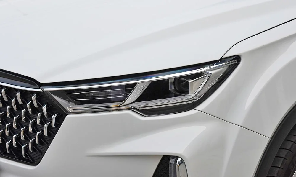Фото FAW Besturn X40 (2024) — передняя оптика. Линзы и секции ходовых огней крупным планом FAW Besturn X40 (2024) — передняя оптика