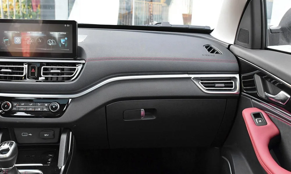 Фото FAW Besturn X40 (2024) — интерьер. Общий план салона: архитектура панели, консоль и кресла. Уровень отделки читается по стыкам панелей и мягким поверхностям в зонах касания FAW Besturn X40 (2024) — интерьер