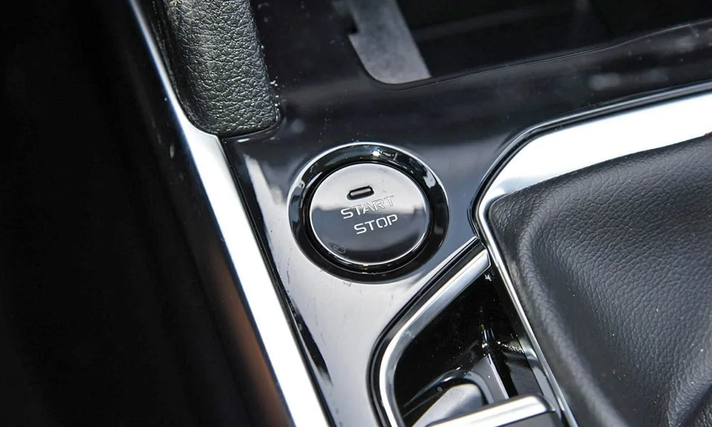 Фото FAW Besturn X40 (2024) — интерьер, фото 2. Общий план салона: архитектура панели, консоль и кресла. Светлая гамма зрительно расширяет салон, тёмная — практичнее в уходе FAW Besturn X40 (2024) — интерьер, фото 2
