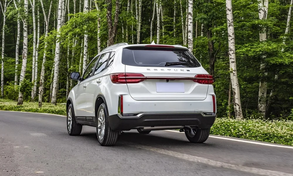 Фото FAW Besturn X40 (2024) — вид сзади, фото 5. Графика фонарей, бампер и оформление пятой двери. Светодиодная полоса или раздельные секции — задняя оптика стала главным украшением кормы FAW Besturn X40 (2024) — вид сзади, фото 5