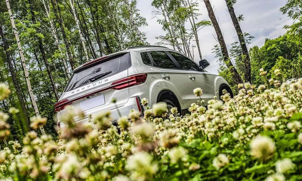 Фото FAW Besturn X40 (2024) — вид сзади, фото 6. Графика фонарей, бампер и оформление пятой двери FAW Besturn X40 (2024) — вид сзади, фото 6