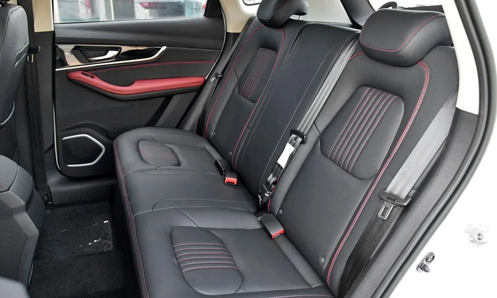 Фото FAW Besturn X40 (2024) — задние сиденья. Посадка второго ряда: подголовники и подлокотник. Крепления ISOFIX для детских кресел — в основании спинки FAW Besturn X40 (2024) — задние сиденья
