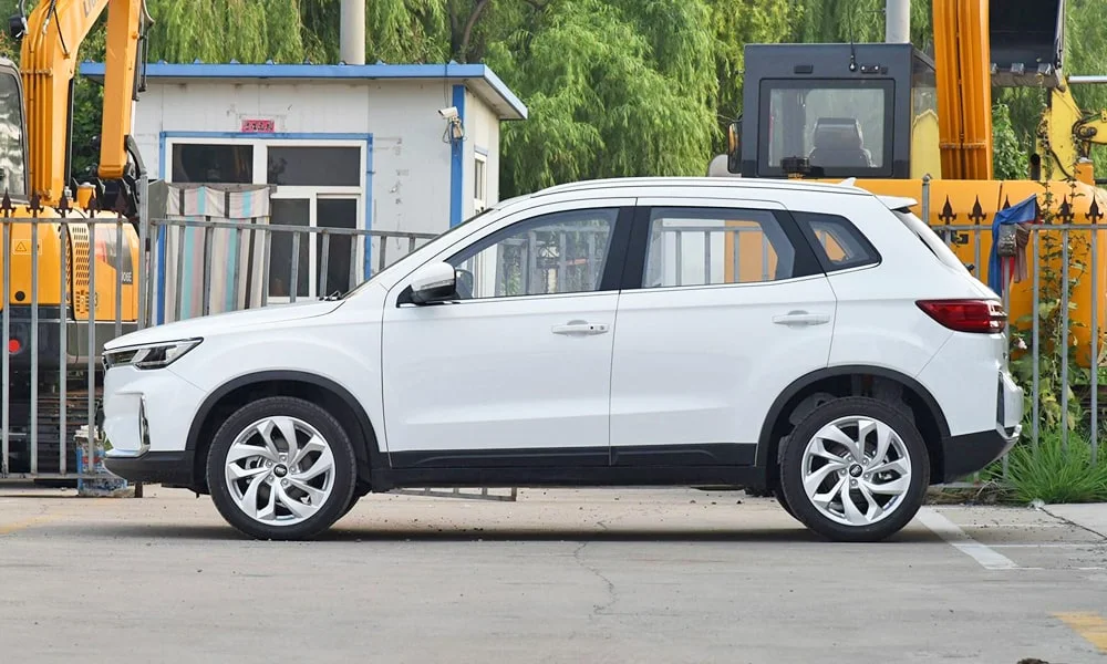 FAW Besturn X40 (2024) — вид сбоку, фото 2