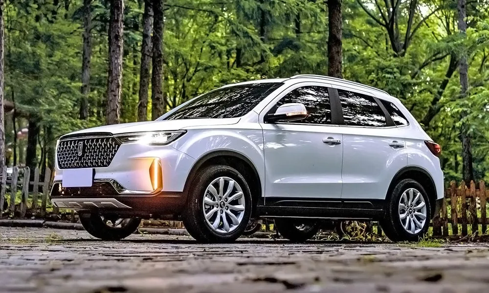 Фото FAW Besturn X40 (2024) — вид сбоку, фото 3. Профиль в белом цвете: соотношение колёсной базы и свесов. Длинная база — простор второго ряда; короткие свесы упрощают парковку FAW Besturn X40 (2024) — вид сбоку, фото 3