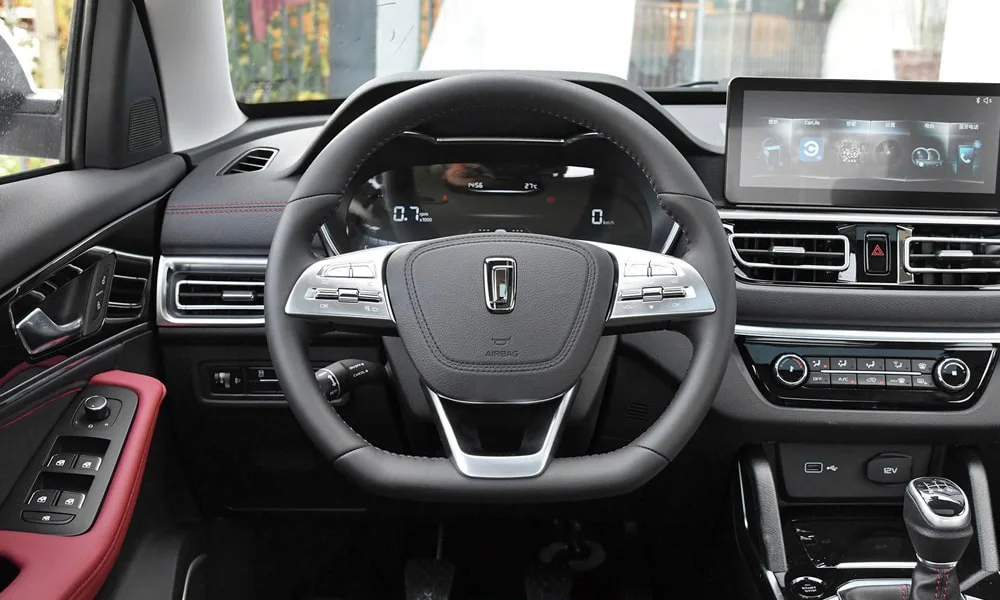 Фото FAW Besturn X40 (2024) — руль. Обшивка обода и компоновка спиц крупным планом FAW Besturn X40 (2024) — руль
