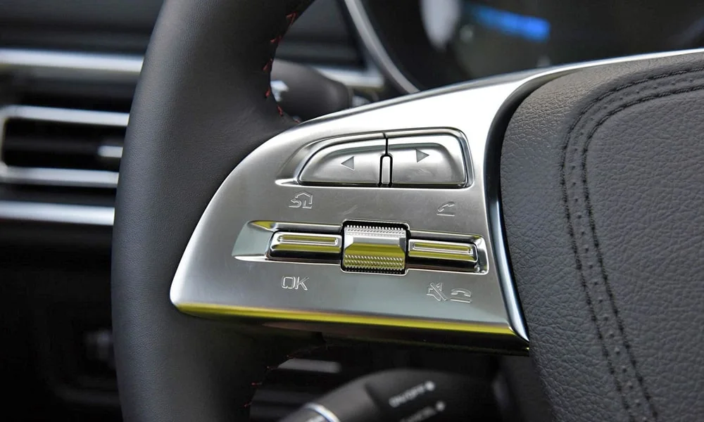 Фото FAW Besturn X40 (2024) — руль, фото 2. Обшивка обода и компоновка спиц крупным планом FAW Besturn X40 (2024) — руль, фото 2