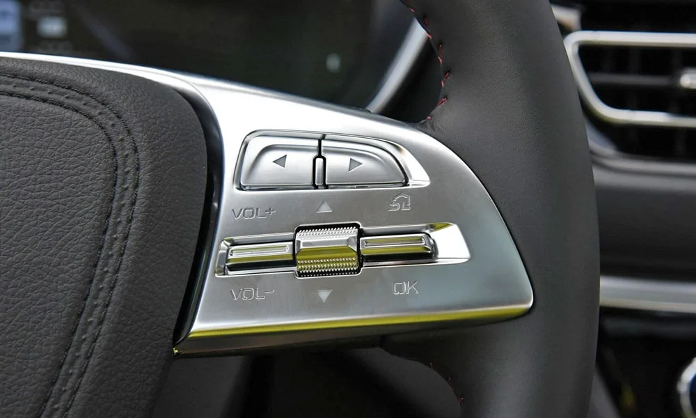 Фото FAW Besturn X40 (2024) — руль, фото 3. Обшивка обода и компоновка спиц крупным планом. Обогрев обода — опция, которую оценят зимой FAW Besturn X40 (2024) — руль, фото 3