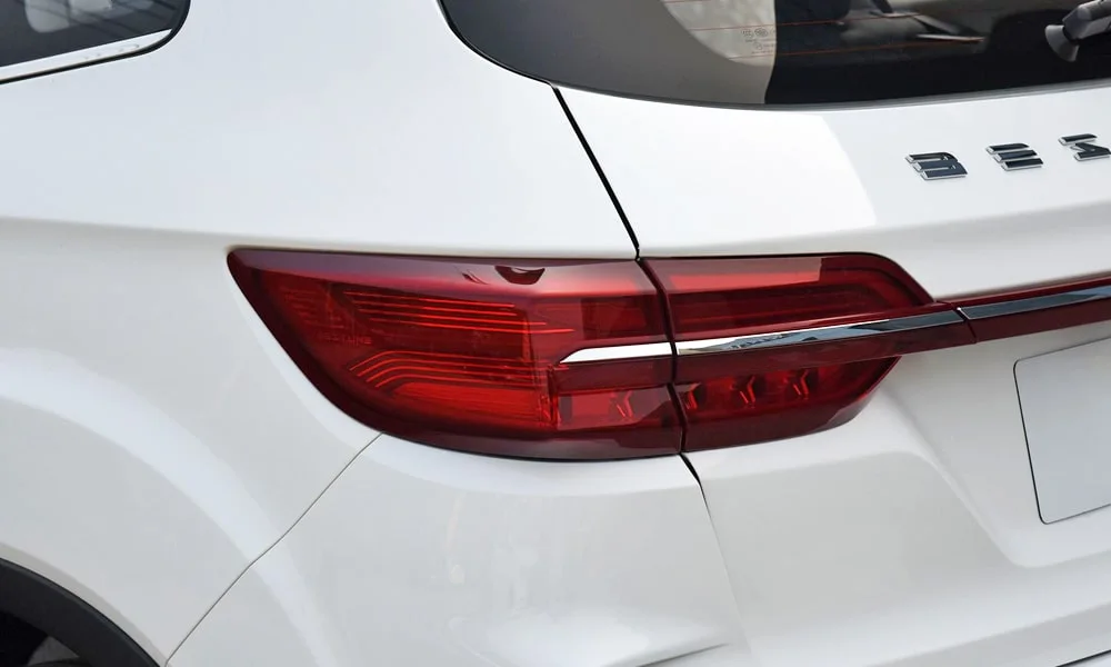 Фото FAW Besturn X40 (2024) — задние фонари. Графика секций крупным планом — ночная подпись модели FAW Besturn X40 (2024) — задние фонари