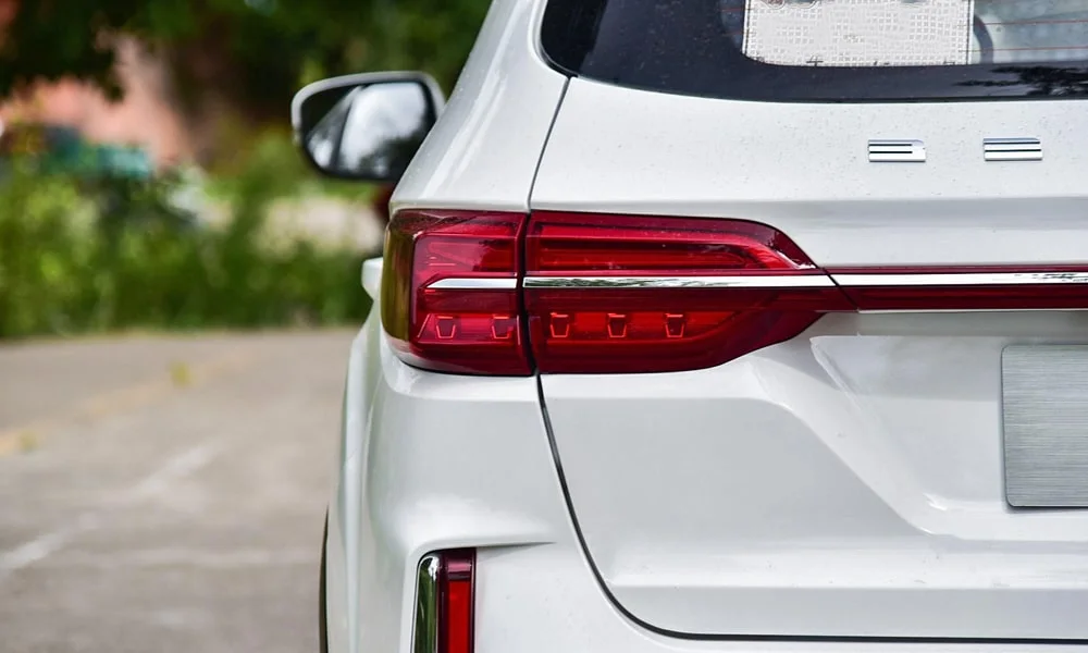 Фото FAW Besturn X40 (2024) — задние фонари, фото 2. Графика секций крупным планом — ночная подпись модели. Динамические поворотники с бегущей индикацией встречаются в старших комплектациях FAW Besturn X40 (2024) — задние фонари, фото 2