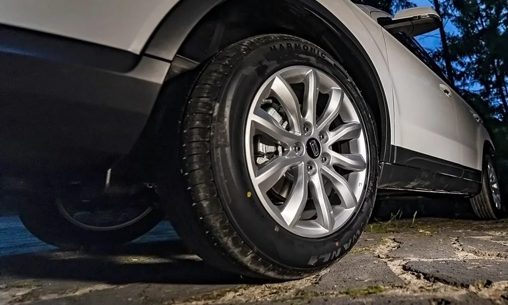 Фото FAW Besturn X40 (2024) — колесо и диск, фото 2. Дизайн спиц и профиль резины крупным планом FAW Besturn X40 (2024) — колесо и диск, фото 2