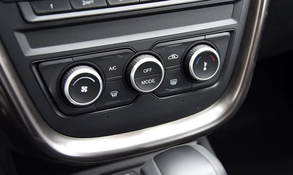 Фото FAW Besturn X80 — блок климат-контроля. Физические клавиши температуры и обдува. Раздельные зоны позволяют водителю и пассажиру выбрать свою температуру FAW Besturn X80 — блок климат-контроля