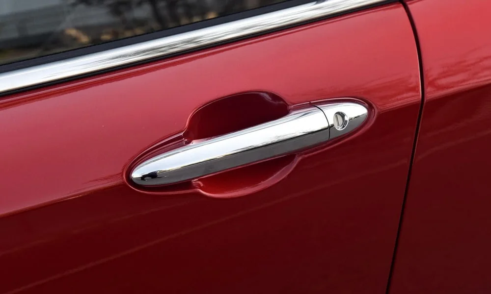 Фото FAW Besturn X80 — дверная ручка. Ручка двери: утопленное или классическое исполнение — деталь ежедневного контакта FAW Besturn X80 — дверная ручка