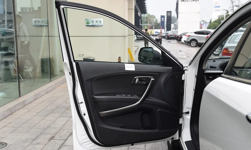 Фото FAW Besturn X80 — дверная карта. Подлокотник, динамик и блок стеклоподъёмников. Решётка динамика в двери — часть штатной акустики FAW Besturn X80 — дверная карта