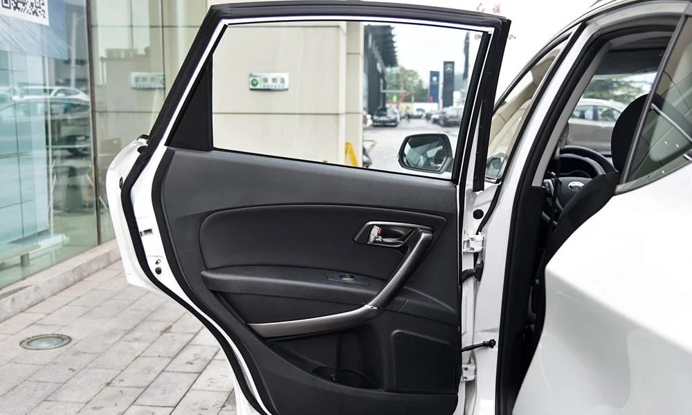Фото FAW Besturn X80 — дверная карта, фото 2. Внутренняя панель двери: сочетание материалов и компоновка управления в светло-серой гамме. Решётка динамика в двери — часть штатной акустики FAW Besturn X80 — дверная карта, фото 2