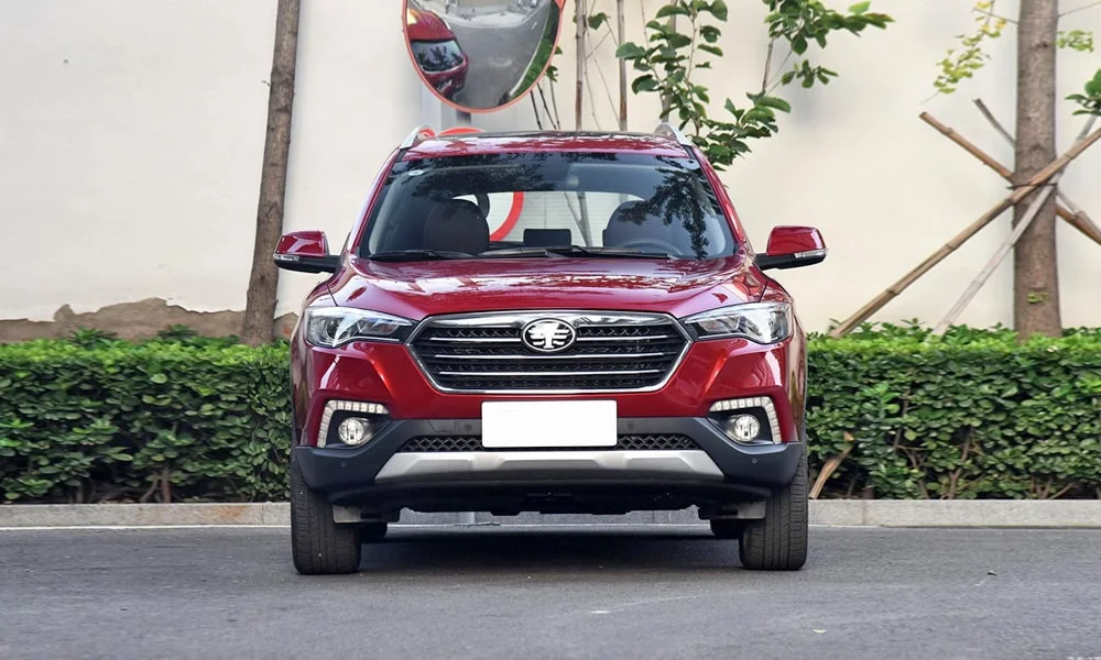 Фото FAW Besturn X80 — вид спереди, фото 2. Кузов в красном цвете: рисунок оптики и решётки задаёт узнаваемое «лицо» модели FAW Besturn X80 — вид спереди, фото 2