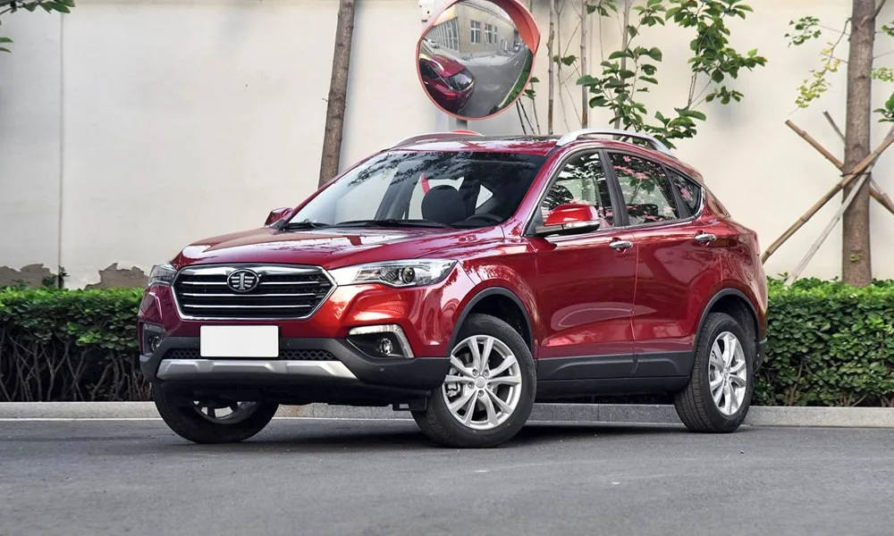 Фото FAW Besturn X80 — вид спереди, фото 3. Анфас: пропорции капота, посадка кузова и графика ходовых огней. Дневные ходовые огни включаются автоматически с запуском FAW Besturn X80 — вид спереди, фото 3
