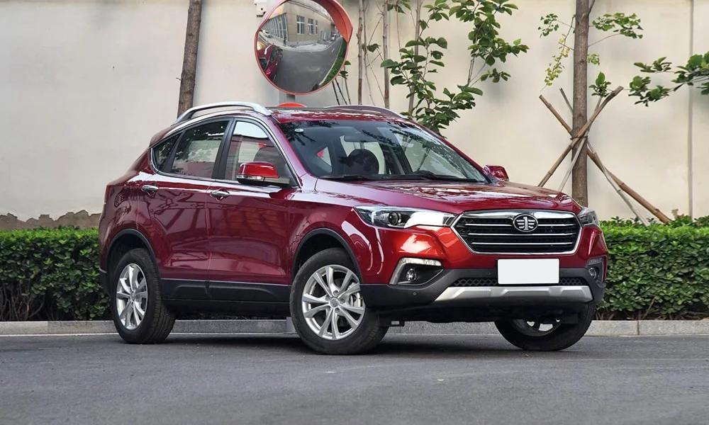 Фото FAW Besturn X80 — вид спереди, фото 4. Красный кузов, строгая симметрия оптики — базовый ракурс знакомства с дизайном. Рисунок ходовых огней — подпись модели, по нему её узнают в потоке FAW Besturn X80 — вид спереди, фото 4