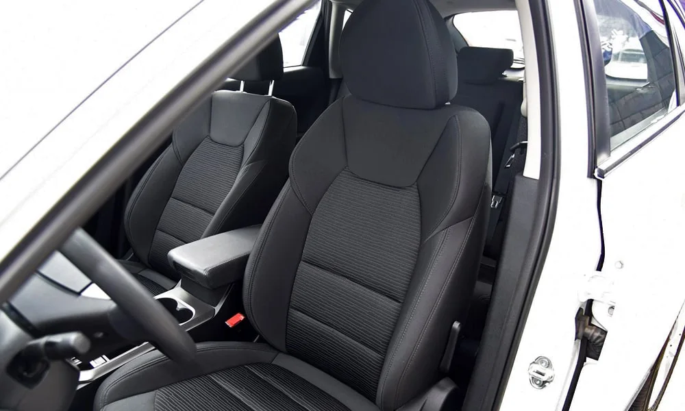 Фото FAW Besturn X80 — передние сиденья. Профиль кресел: боковая поддержка и подголовники. Выраженная боковая поддержка держит в поворотах FAW Besturn X80 — передние сиденья