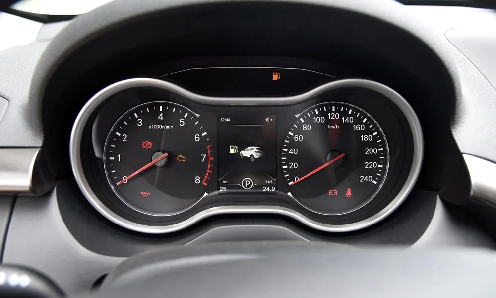Фото FAW Besturn X80 — приборная панель. Скорость, запас хода и подсказки ассистентов перед глазами. Запас хода и расход выводятся крупно — главные цифры ежедневных поездок FAW Besturn X80 — приборная панель