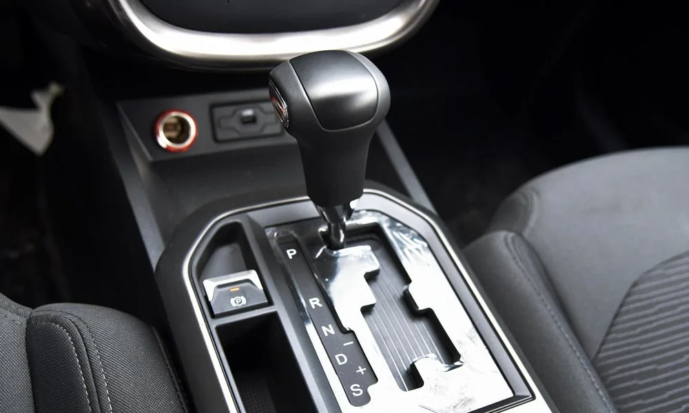 Фото FAW Besturn X80 — селектор коробки передач. Управление коробкой: компактный селектор освобождает место на тоннеле FAW Besturn X80 — селектор коробки передач