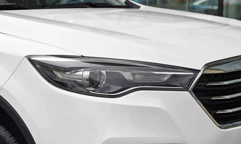 Фото FAW Besturn X80 — передняя оптика. Фара вблизи — самый детализированный элемент экстерьера FAW Besturn X80 — передняя оптика
