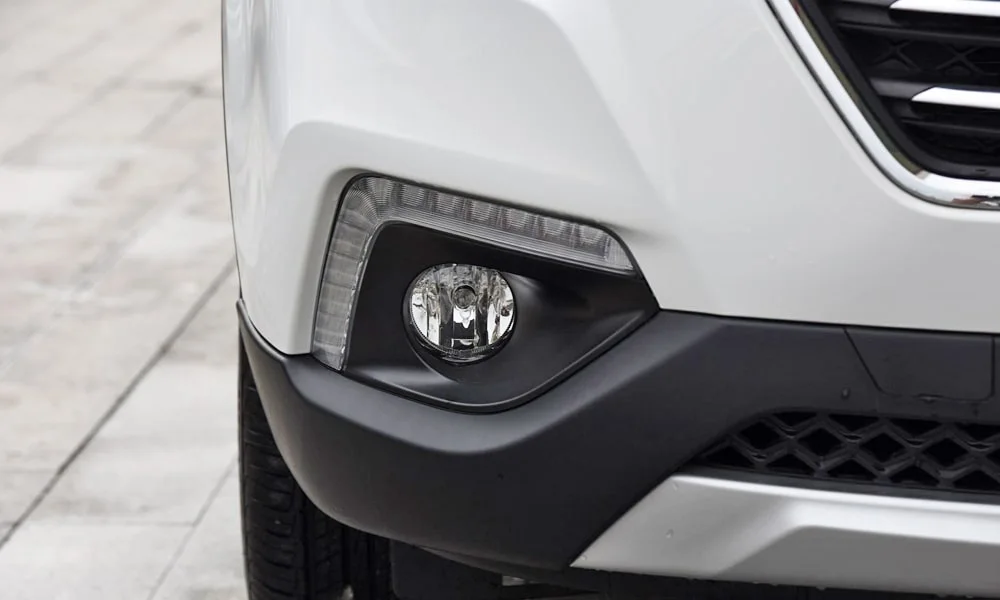 Фото FAW Besturn X80 — передняя оптика, фото 2. Линзы и секции ходовых огней крупным планом FAW Besturn X80 — передняя оптика, фото 2