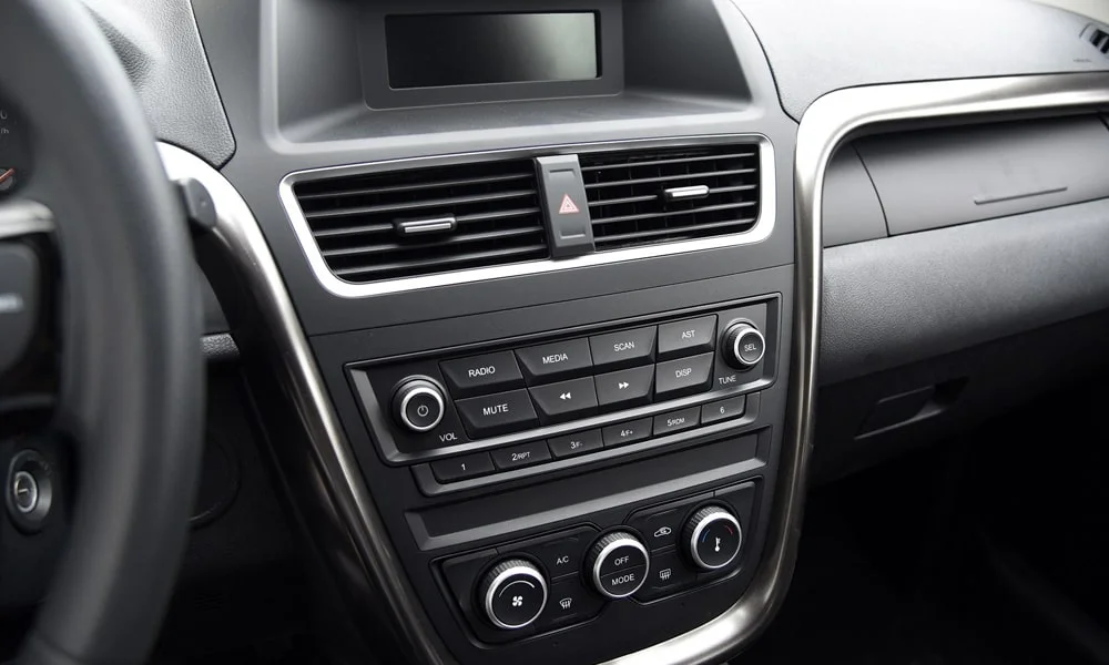 Фото FAW Besturn X80 — интерьер, фото 2. Общий план салона: архитектура панели, консоль и кресла. Уровень отделки читается по стыкам панелей и мягким поверхностям в зонах касания FAW Besturn X80 — интерьер, фото 2