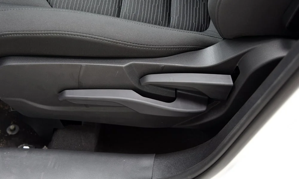 Фото FAW Besturn X80 — интерьер, фото 3. Общий план салона: архитектура панели, консоль и кресла. Уровень отделки читается по стыкам панелей и мягким поверхностям в зонах касания FAW Besturn X80 — интерьер, фото 3